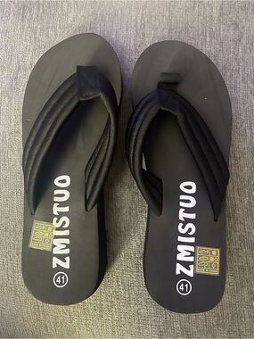 Women’s Black Padded Thong Sandals
